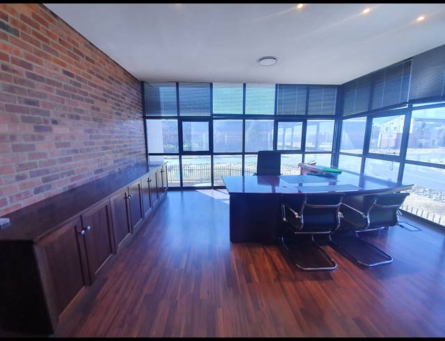 1,929M² WAREHOUSE TO LET IN CROWN